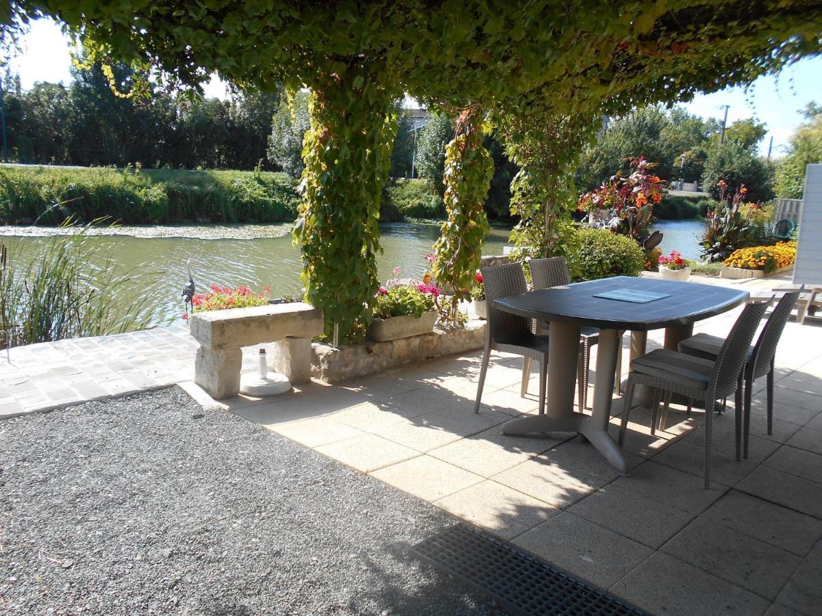 MARAIS POITEVIN pêche ,barque, vélos, wifi, linge, cheminée, cuisine La Taillee Extérieur photo